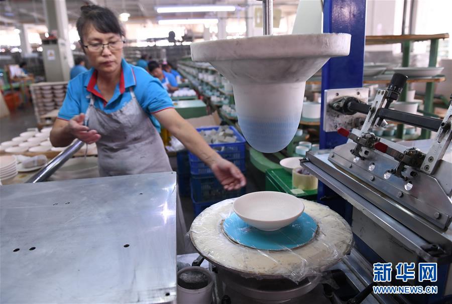（经济）（1）福建德化：自动化生产助力企业转型升级