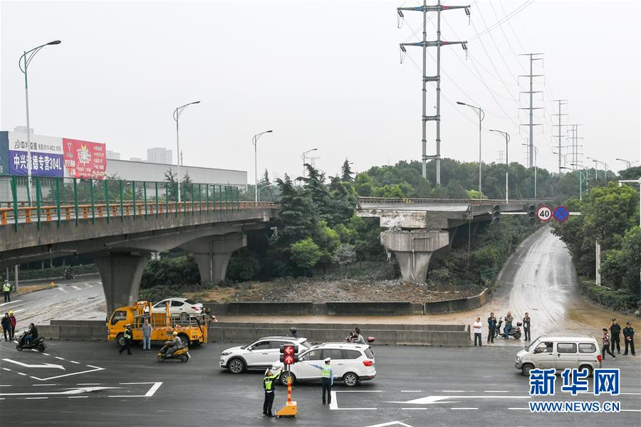 （XHDW）（1）江苏无锡高架桥侧翻事故现场清理完成 下层横穿道路恢复通行