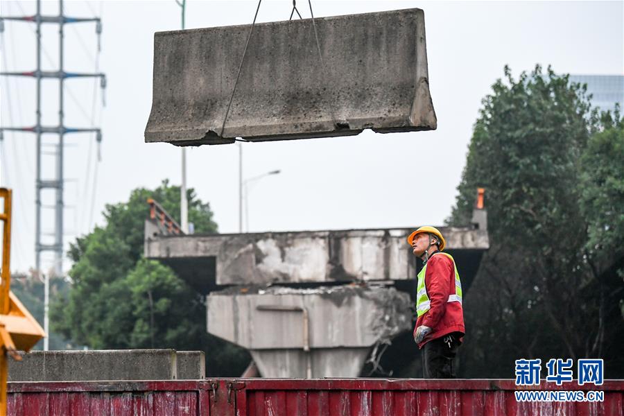 （XHDW）（3）江苏无锡高架桥侧翻事故现场清理完成 下层横穿道路恢复通行