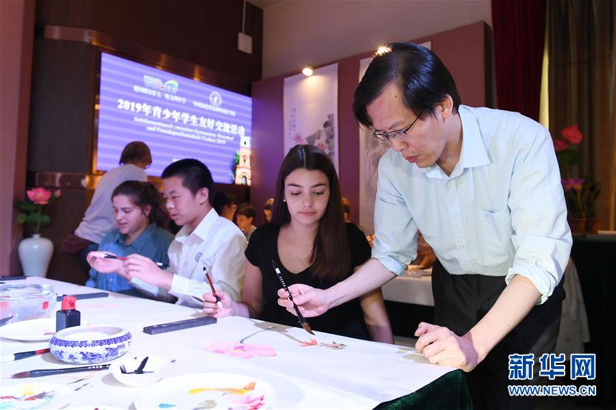 （社会）（1）德国学生体验国画魅力