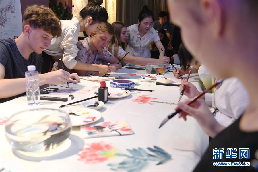 （社会）（3）德国学生体验国画魅力