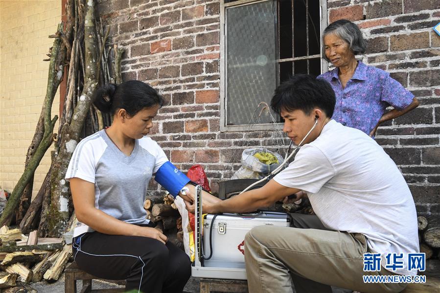 （社会）（3）乡村医生黄霖：坚守山乡守护健康