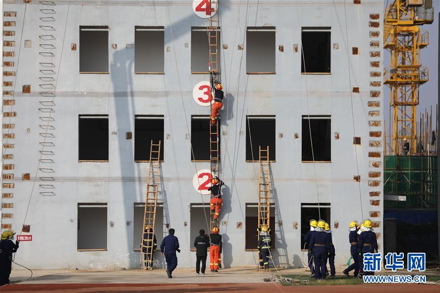 （社会）（1）河北衡水：消防宣传月 技能大练兵