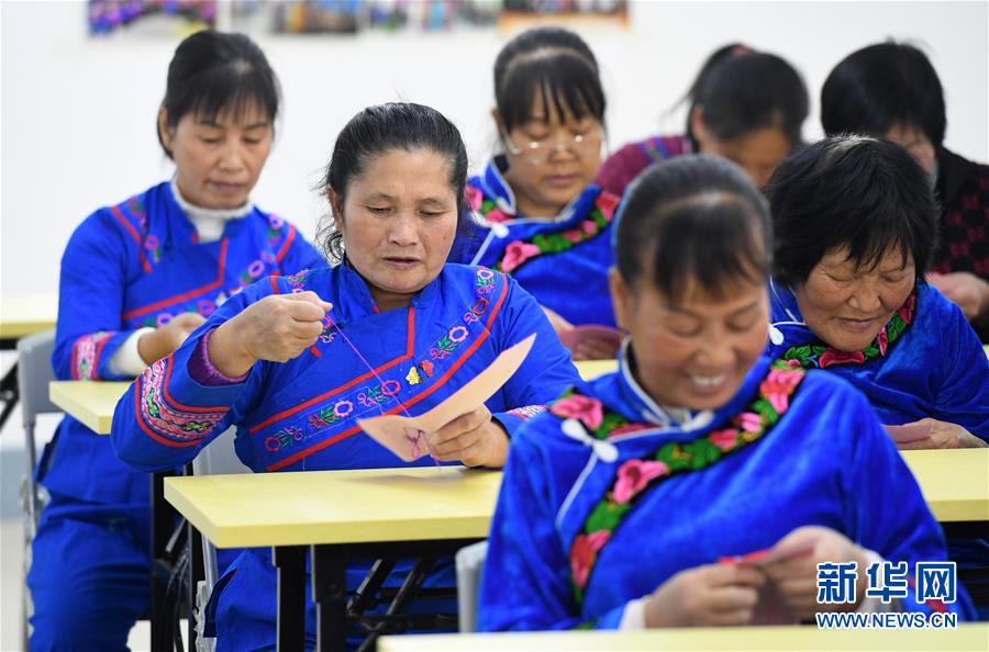 （社会）（2）广西罗成：学刺绣 促致富