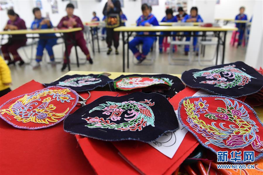 （社会）（3）广西罗成：学刺绣 促致富