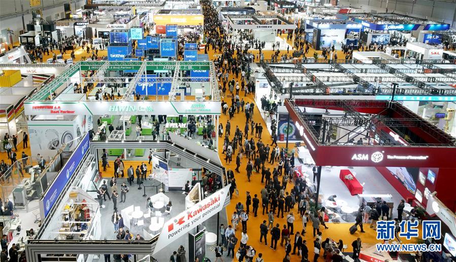 （第二届进博会）进博会观众如潮