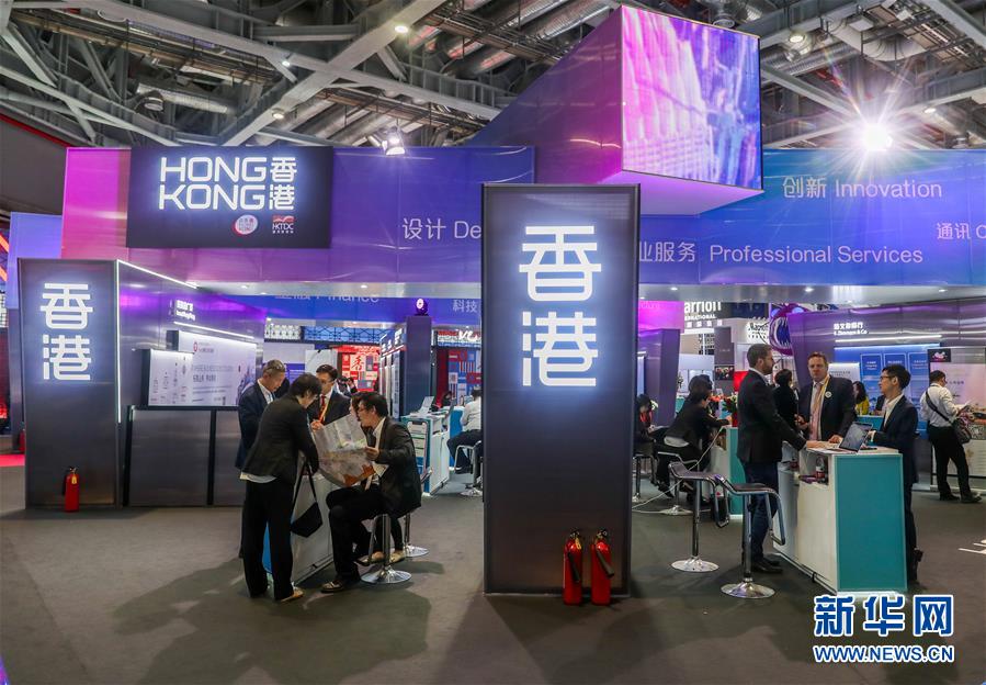 (第二届进博会)(12)第二届进博会迎来首个“大客流”