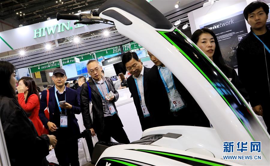 (第二届进博会)(15)第二届进博会迎来首个“大客流”