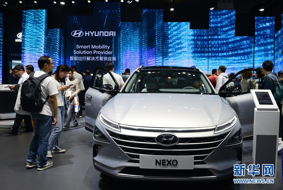 (第二届进博会)(17)第二届进博会迎来首个“大客流”