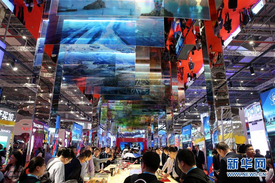 (第二届进博会)(18)第二届进博会迎来首个“大客流”