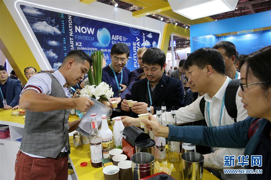 (第二届进博会)(19)第二届进博会迎来首个“大客流”