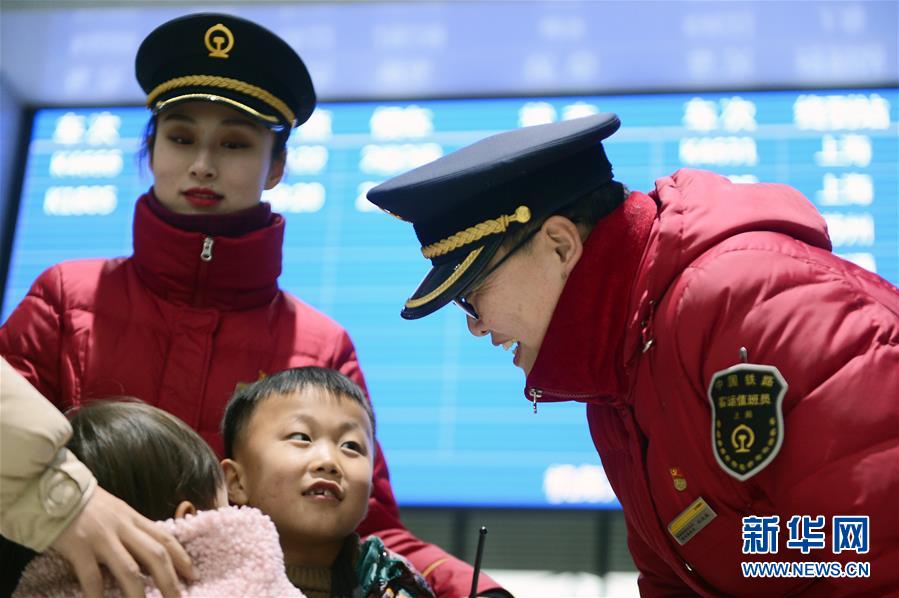 （关注春运）（5）客运值班员的服务传承