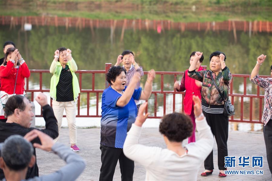 （社会）（4）“候鸟老人”找到“乐生活”