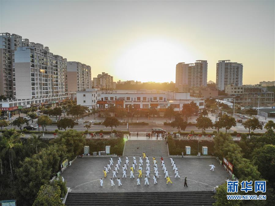 （社会）（2）“候鸟老人”找到“乐生活”