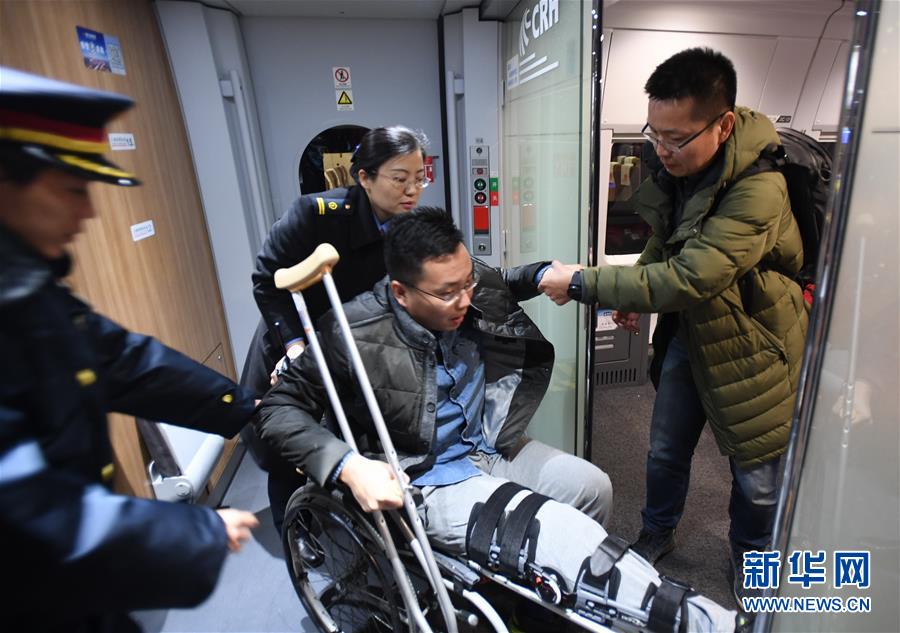 (关注春运)(6)用爱心温暖旅客出行路