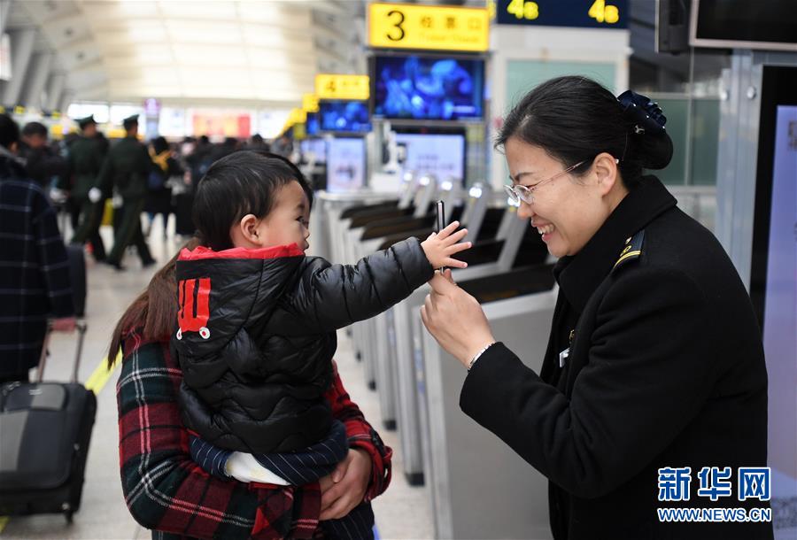 (关注春运)(3)用爱心温暖旅客出行路