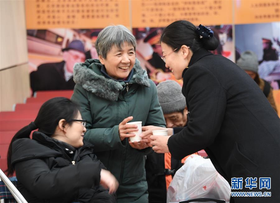 (关注春运)(7)用爱心温暖旅客出行路