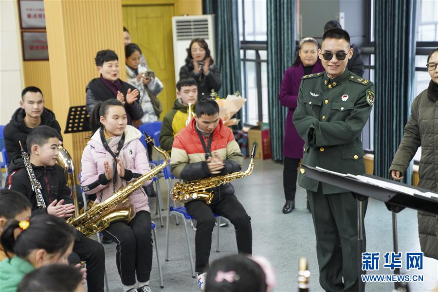 （社会）（1）“排雷英雄战士”杜富国慰问重庆特殊教育中心盲童