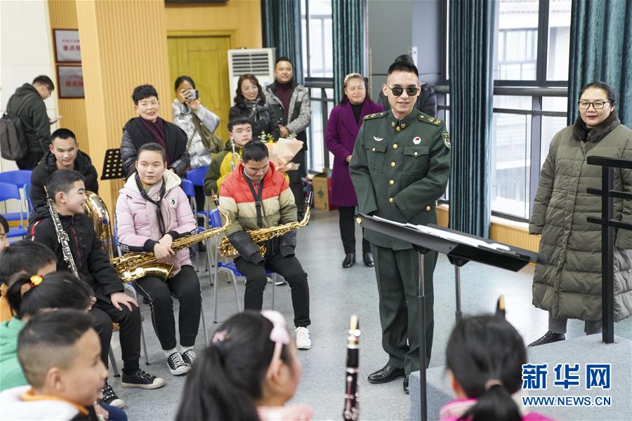 （社会）（2）&ldquo;排雷英雄战士&rdquo;杜富国慰问重庆特殊教育中心盲童