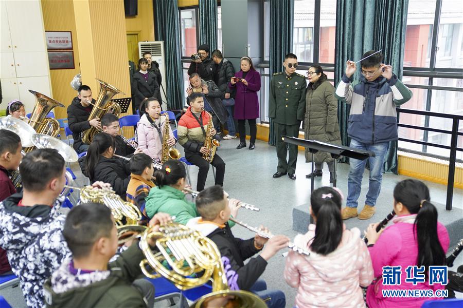 （社会）（3）&ldquo;排雷英雄战士&rdquo;杜富国慰问重庆特殊教育中心盲童