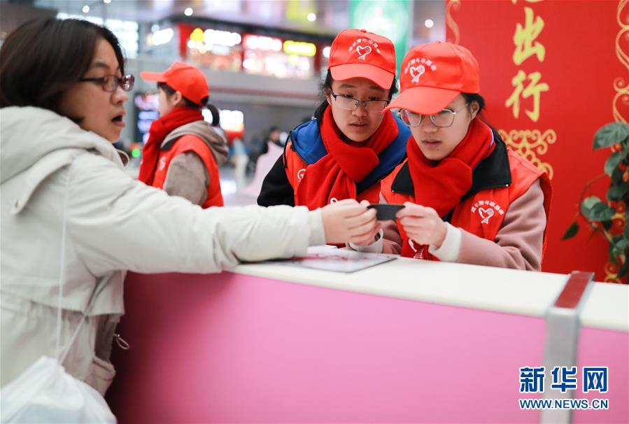 （关注春运）（5）贵阳：双胞胎姐妹志愿服务春运