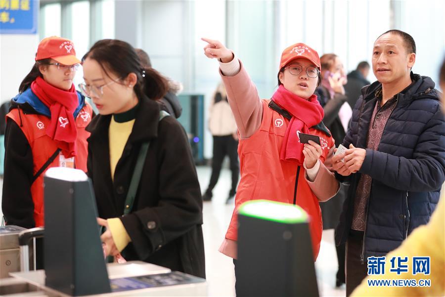 （关注春运）（7）贵阳：双胞胎姐妹志愿服务春运