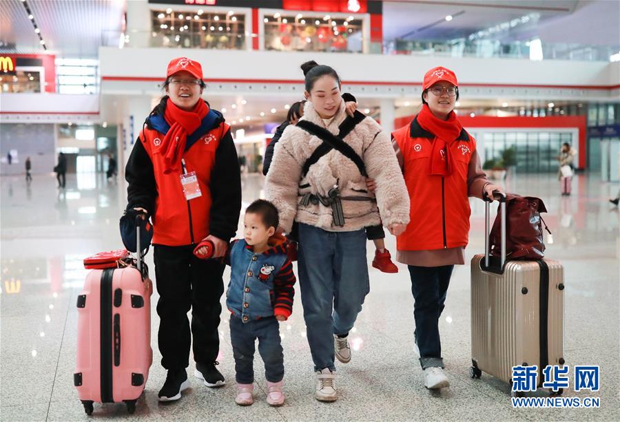 （关注春运）（3）贵阳：双胞胎姐妹志愿服务春运