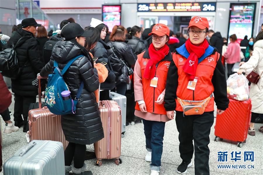 （关注春运）（6）贵阳：双胞胎姐妹志愿服务春运