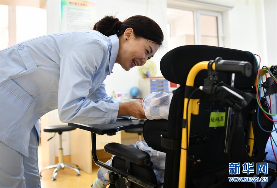 （新春走基层）（2）天津：走进残疾儿童康复中心