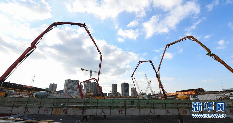 （社会）（6）海口文明东越江通道项目二期围堰内隧道主体结构封顶完成