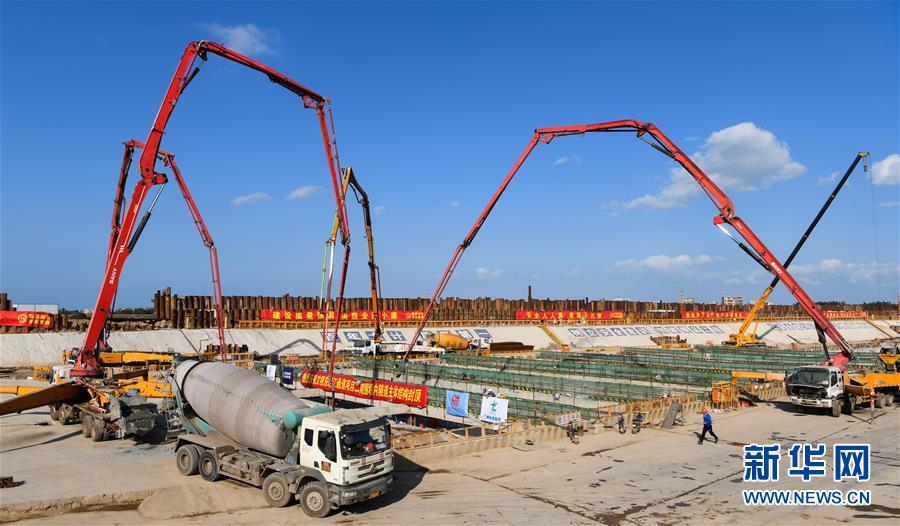 （社会）（7）海口文明东越江通道项目二期围堰内隧道主体结构封顶完成