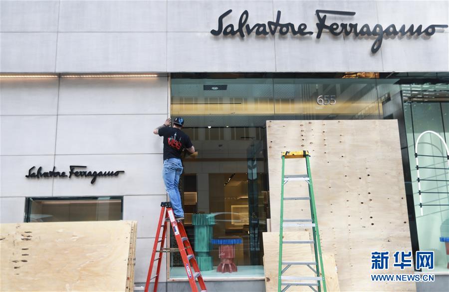 （国际）（1）纽约店铺“装护甲”求安全