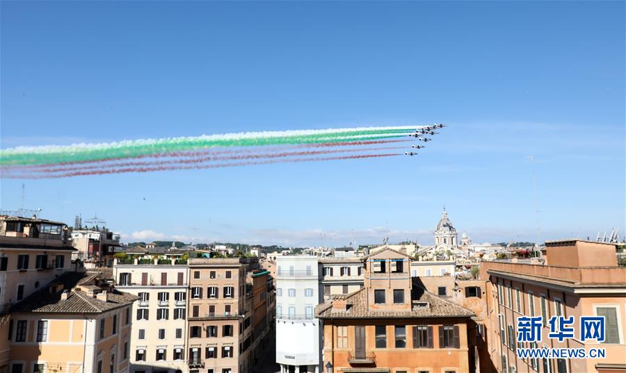 （国际）（1）意大利“三色箭”飞行表演队飞越罗马
