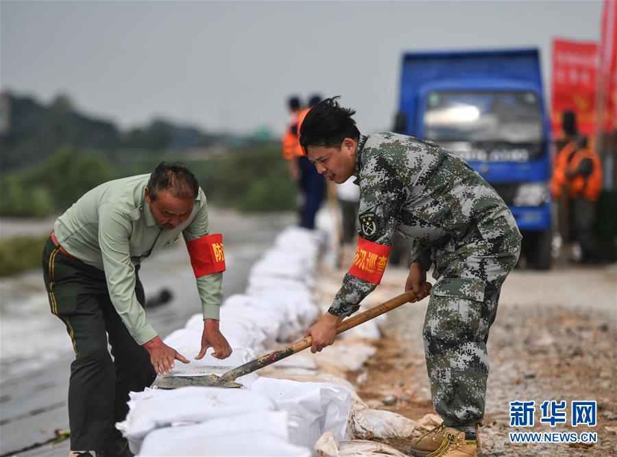 （防汛抗洪·图片故事）（2）抗洪一线“父子兵”