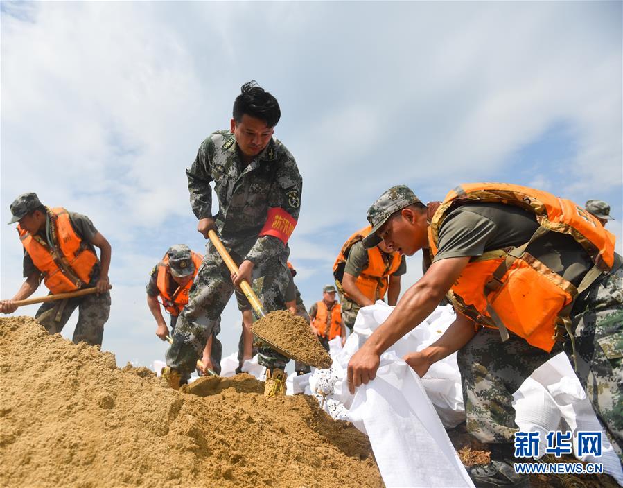 （防汛抗洪·图片故事）（4）抗洪一线“父子兵”