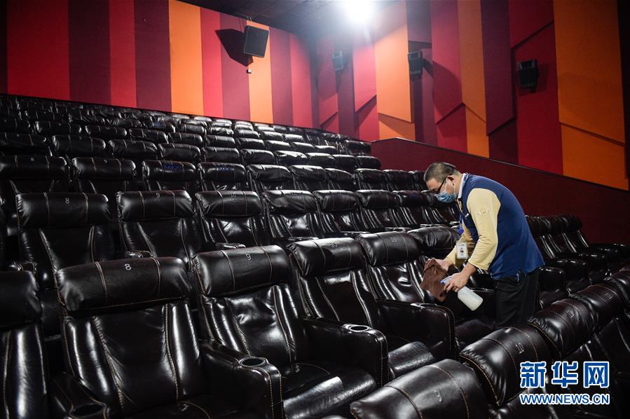 (社会)(4)探访北京电影院复工前消杀清洁工作