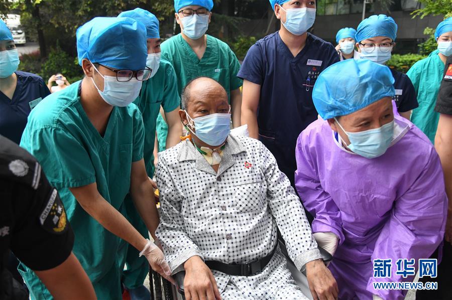 （聚焦疫情防控）（7）湖北首例新冠肺炎终末期肺移植患者出院