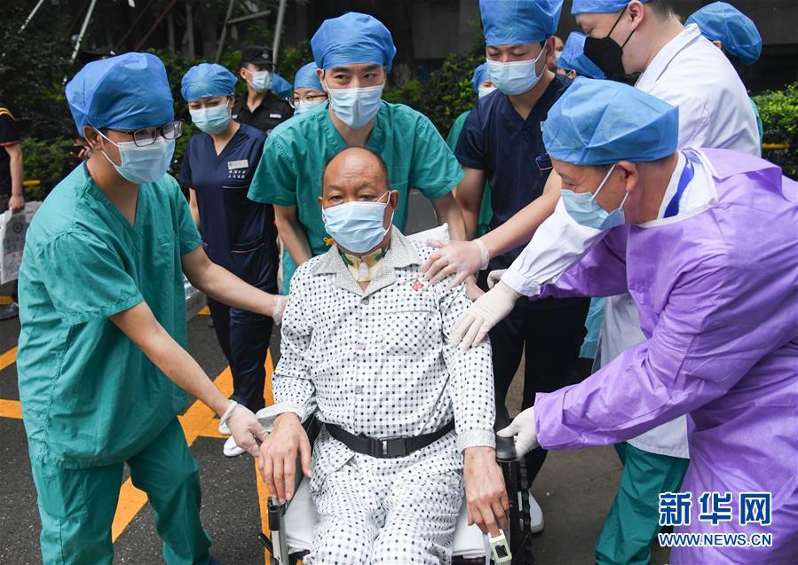 （聚焦疫情防控）（8）湖北首例新冠肺炎终末期肺移植患者出院