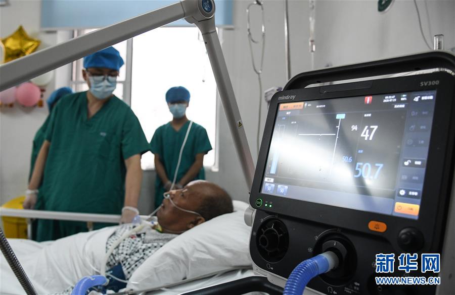 （聚焦疫情防控）（9）湖北首例新冠肺炎终末期肺移植患者出院