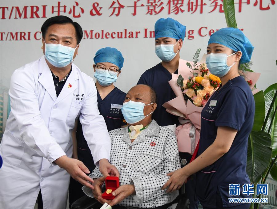 （聚焦疫情防控）（11）湖北首例新冠肺炎终末期肺移植患者出院