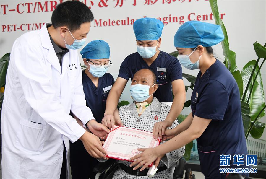 （聚焦疫情防控）（5）湖北首例新冠肺炎终末期肺移植患者出院