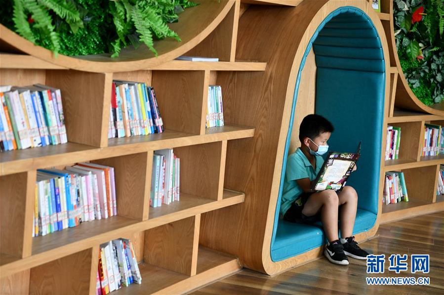 （社会）（1）“城市阅读空间”里觅清凉