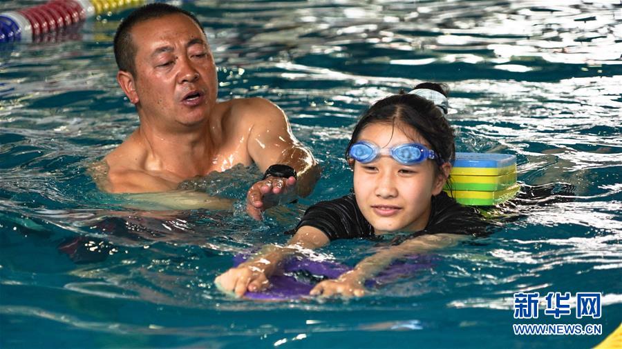 （体育·专题）（7）我爱体育课——大凉山深处的游泳课