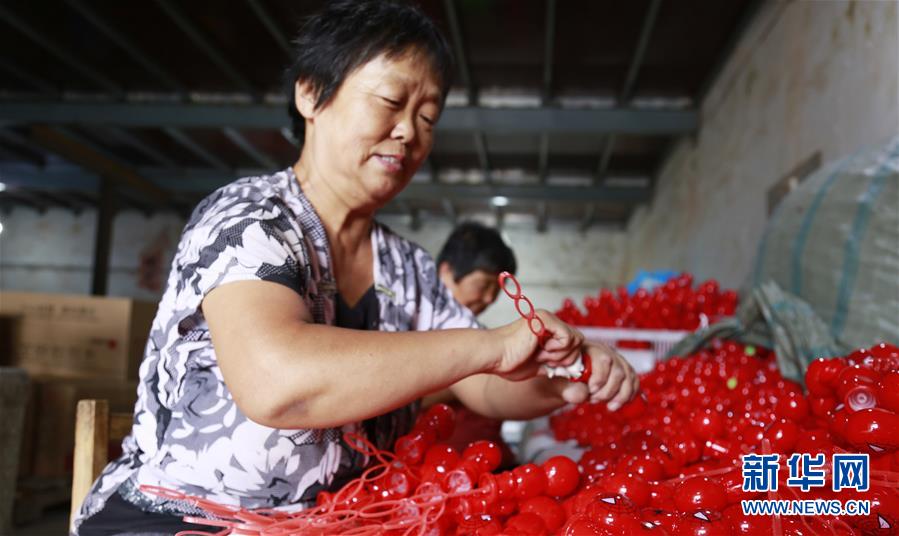 #（社会）（1）河北新河：“扶贫微工厂”助农民家门口就业