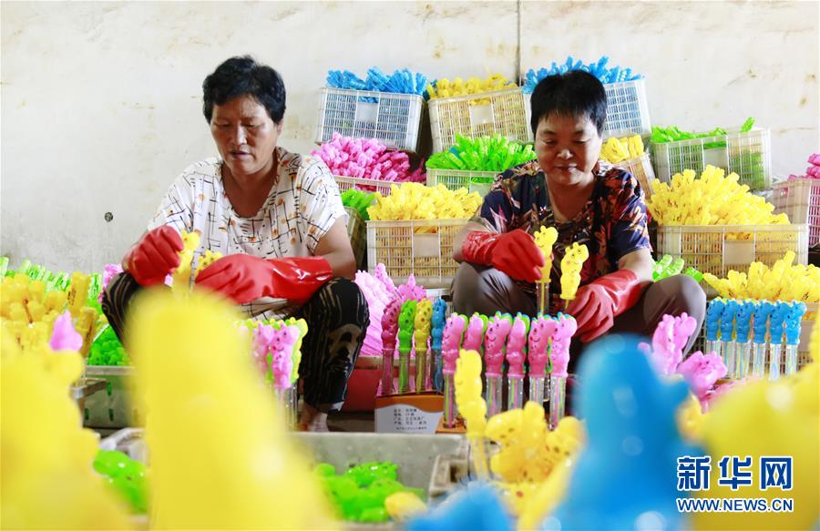 #(社会)(3)河北新河:“扶贫微工厂”助农民家门口就业