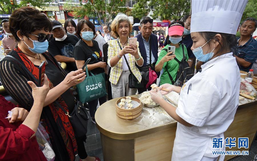 （经济）（3）北京：老商业街上热闹的消费月