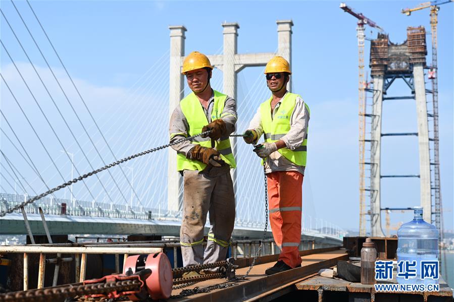 （经济）（4）新建福厦铁路泉州湾跨海大桥首榀钢箱梁顺利吊装