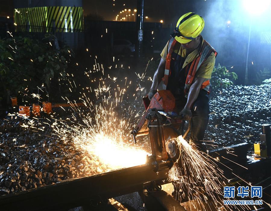 （经济）（3）合肥：夜战重点工程