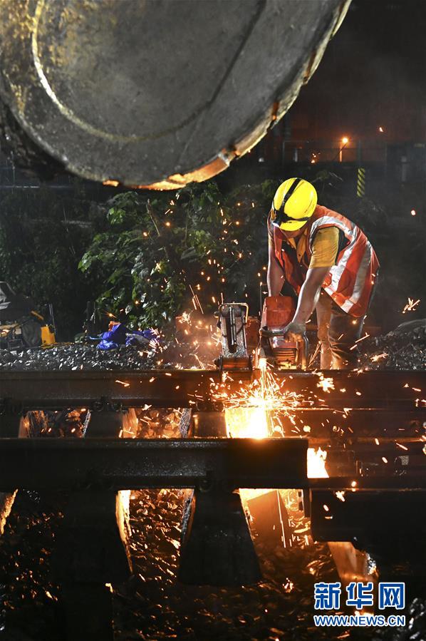 （经济）（4）合肥：夜战重点工程