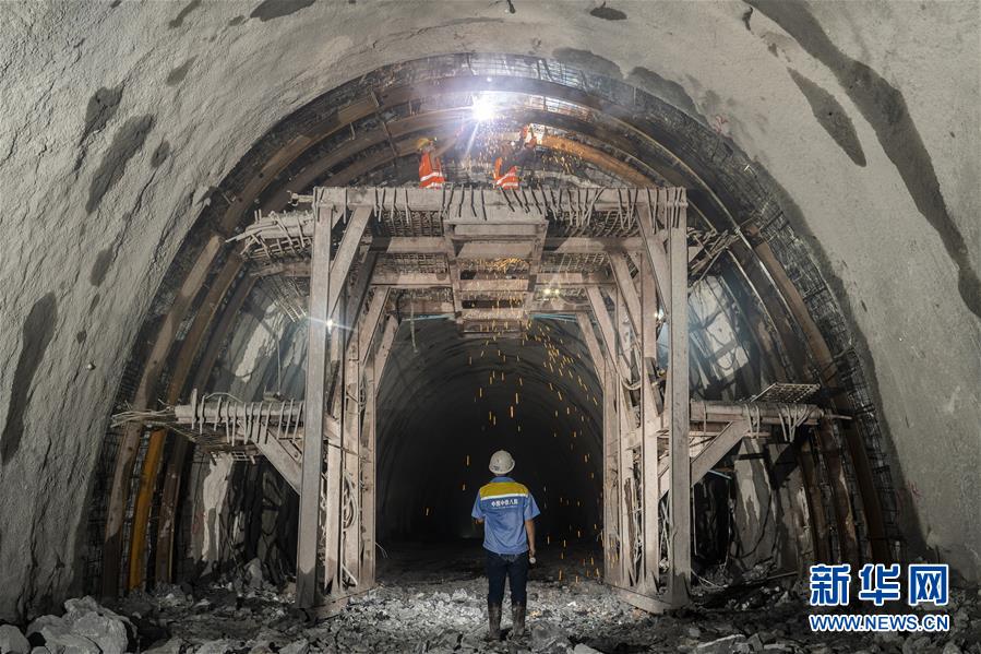 （国际）（5）中老铁路最后一条长隧道贯通